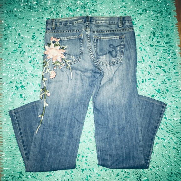 🌺 Beautiful Embroidered jeans - Picture 2 of 6